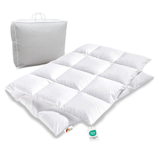 Eine gefaltete Bettdecke 155x220 Daunen Waermestufe fünf