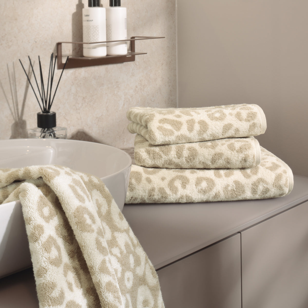 2 Stück Cawö Two-Tone Leo Handtücher 540-36 Leoprint beige 50x100