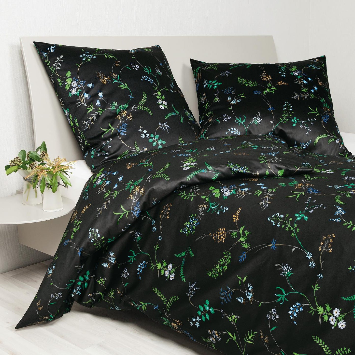 Janine Mako Satin Bettwäsche Moments 98094-08 Blumen Schwarz 135x200