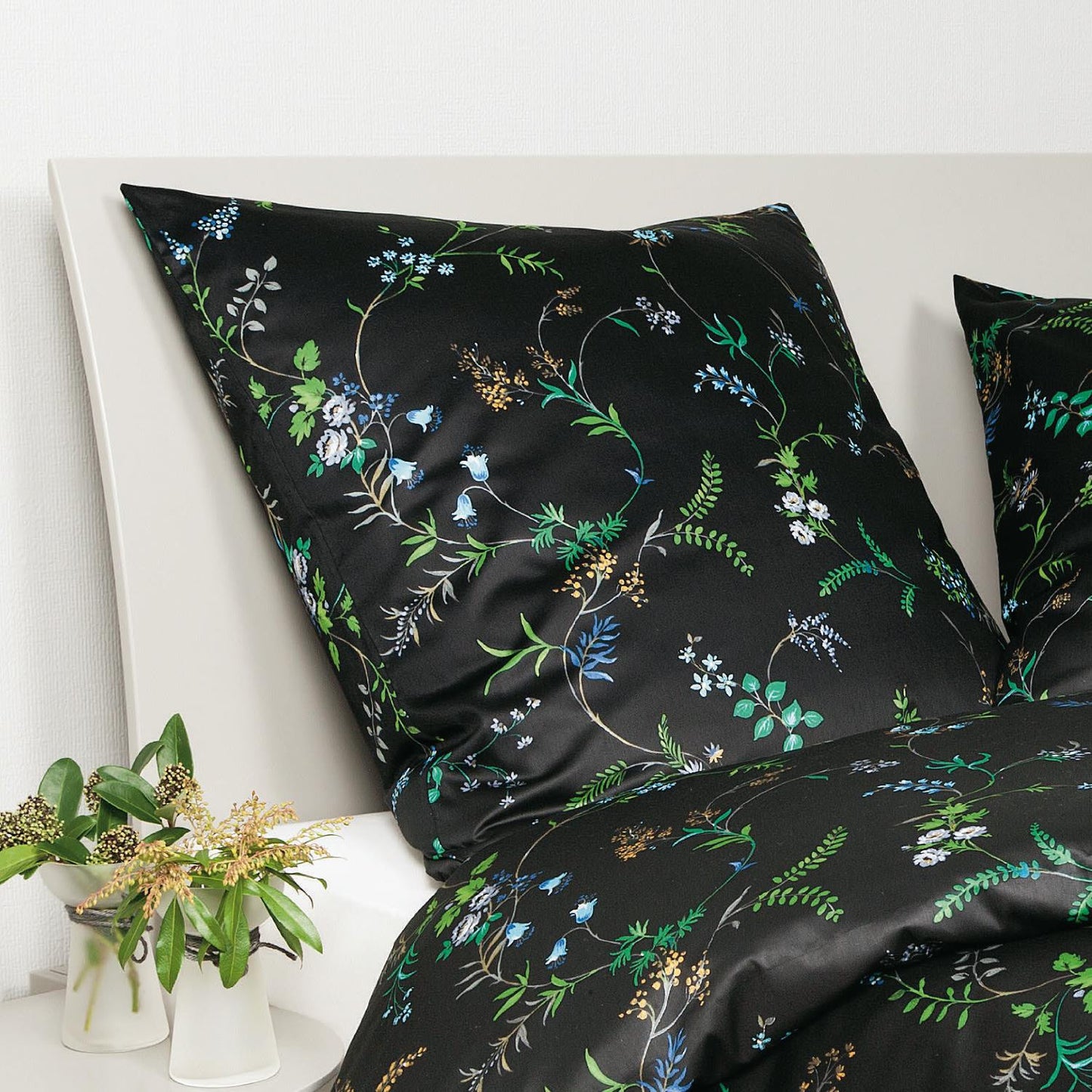 Janine Mako Satin Bettwäsche Moments 98094-08 Blumen Schwarz 135x200