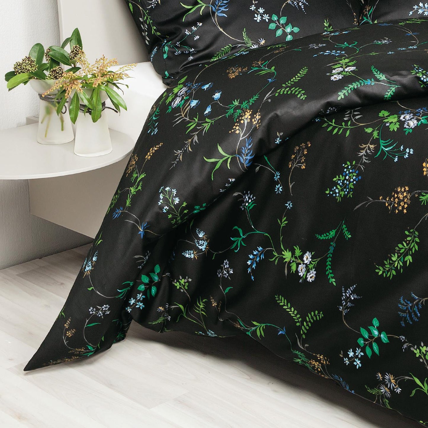 Janine Mako Satin Bettwäsche Moments 98094-08 Blumen Schwarz 135x200