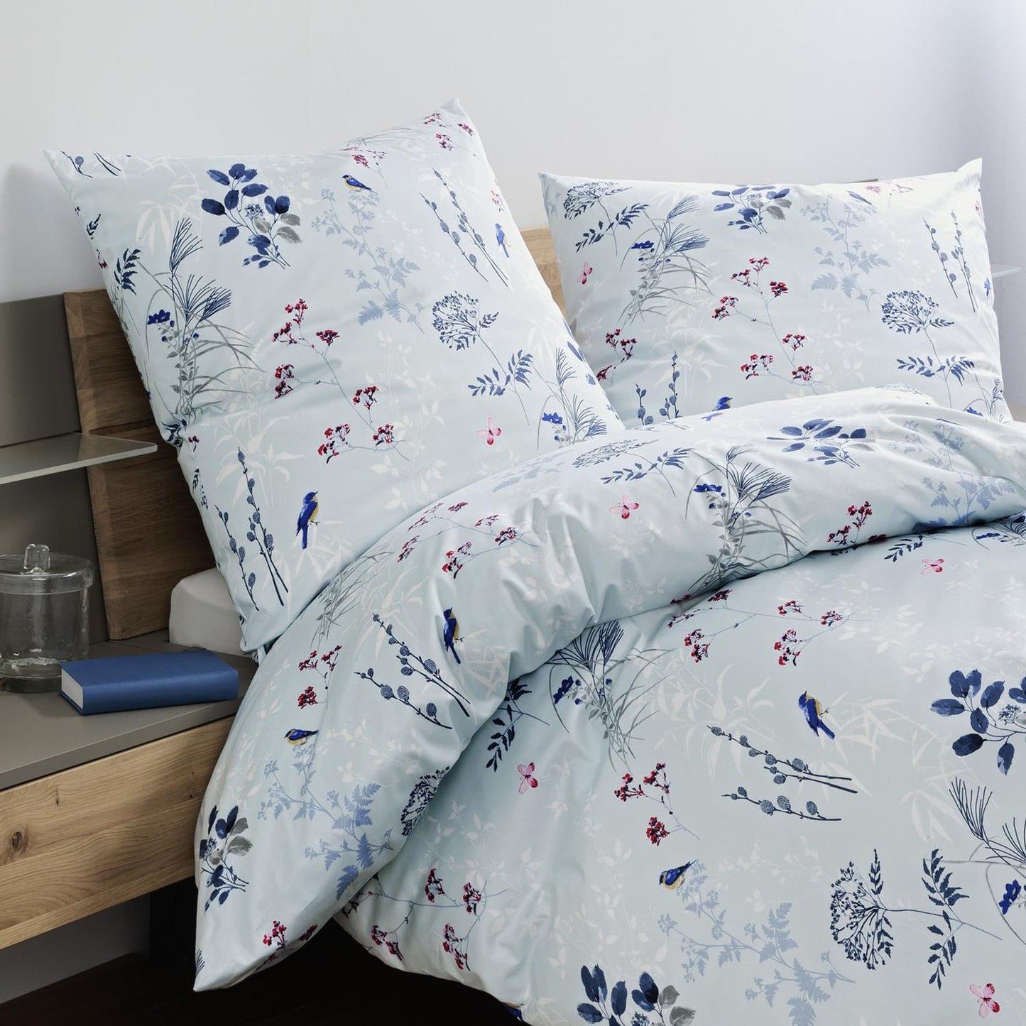 Janine Mako Satin Bettwäsche Moments 98126-02 Blumen Eisblau 135x200