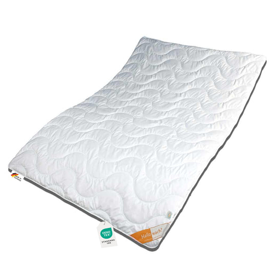 Eine Bettdecke 155x220 aus Klimafaser hergestellt deshalb als Sommerdecke geeignet
