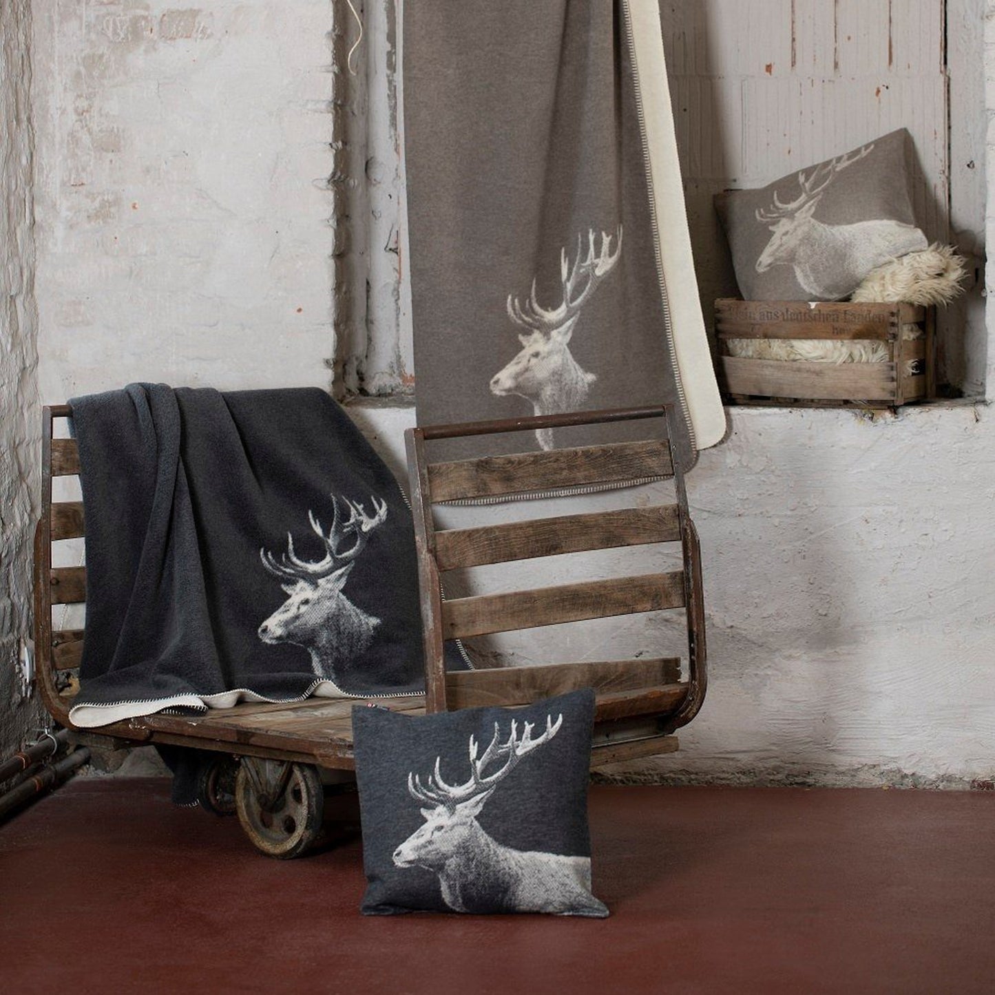 Fussenegger nachhaltige Wohndecke Hirschkopf anthrazit 150x200