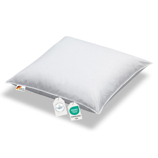 Ein weißes Kopfkissen extra dick gefüllt mit Daunen für Bauchschläfer geeignet