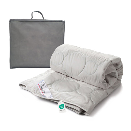 Eine Bettdecke 135x200 aufgerollt mit Tasche hergestellt aus Seide mit oekotex Label
