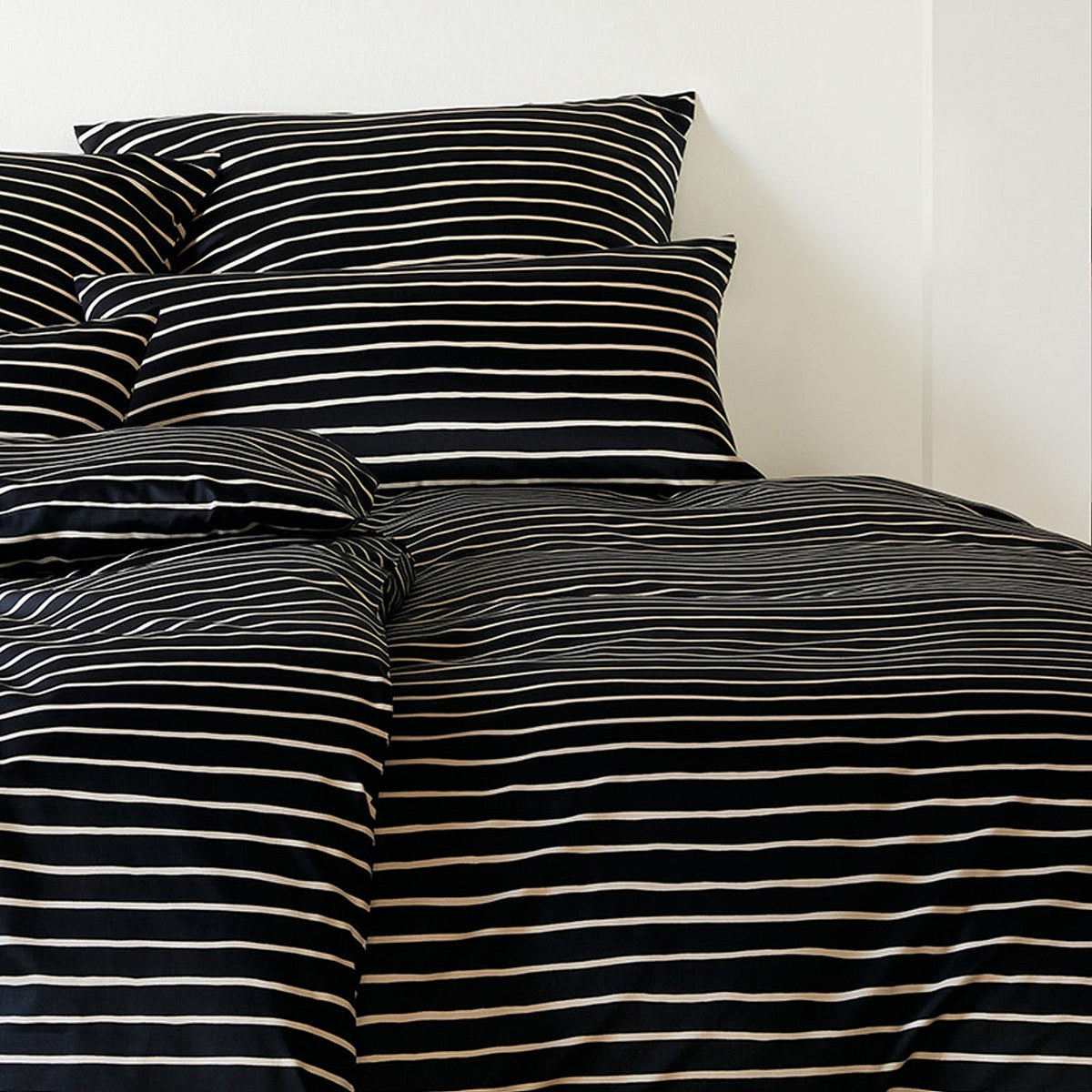 Bettwäsche Mako Satin Lines Schwarz mit Streifenmuster 135 x 200 cm