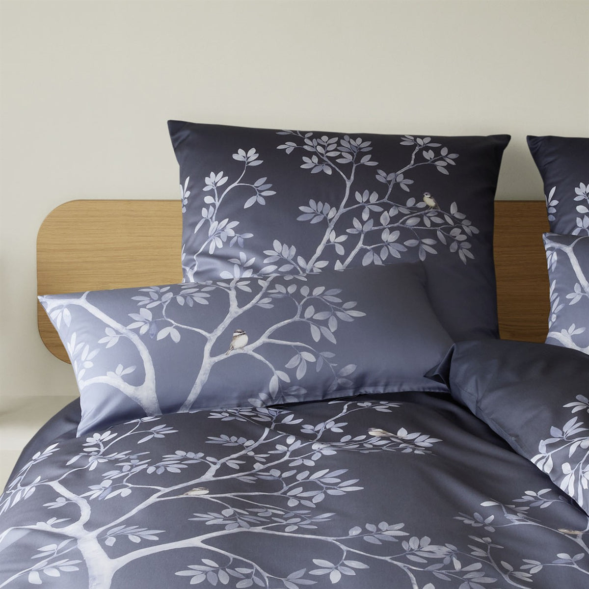 Bettwäsche Mako Satin Autumn Garden Blau mit Baummotiv 135 x 200 cm