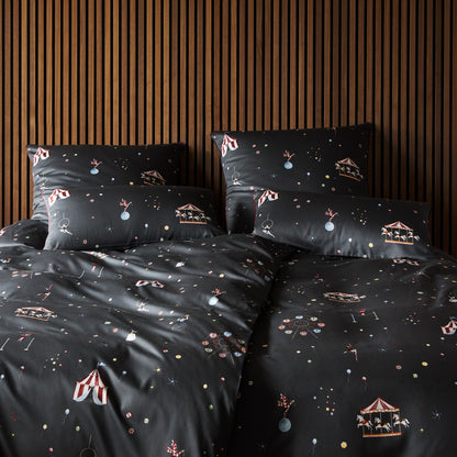 Bettwäsche Mako Satin Variete Anthrazit mit Zirkusmuster 135 x 200 cm