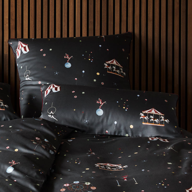 Bettwäsche Mako Satin Variete Anthrazit mit Zirkusmuster 135 x 200 cm