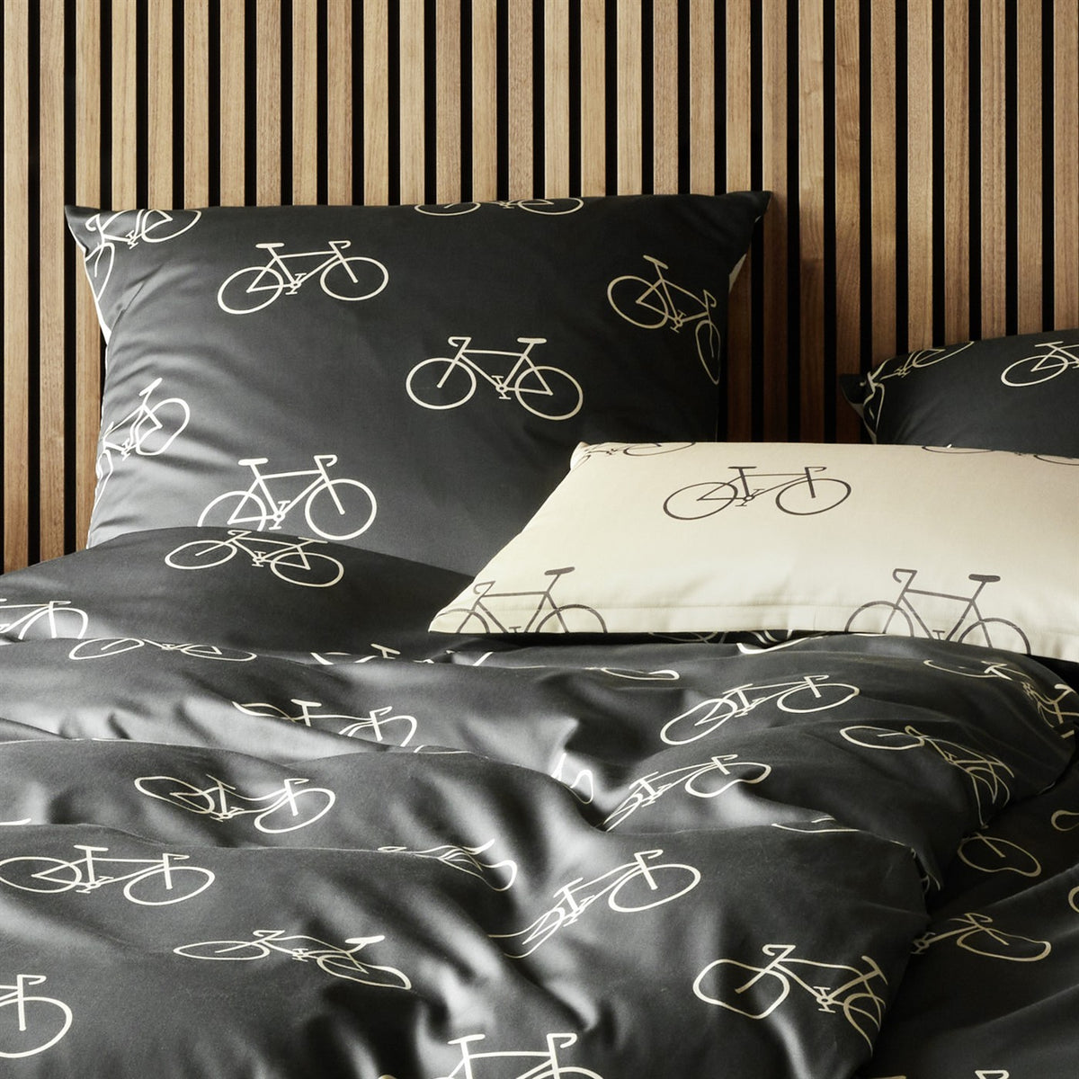 Bettwäsche Mako Satin Velo Anthrazit mit Fahrradmuster 135 x 200 cm