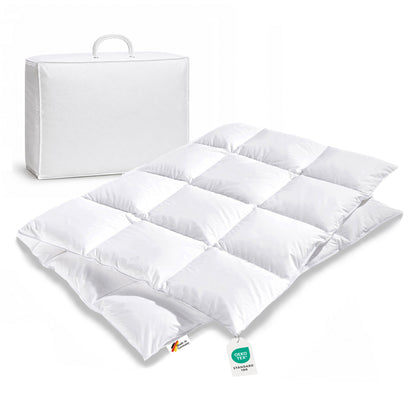 Eine gefaltete Bettdecke 155x220 Daunen Waermestufe fünf