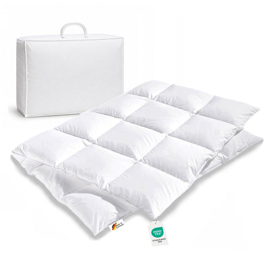 Eine gefaltete Bettdecke 155x220 Daunen Waermestufe fünf