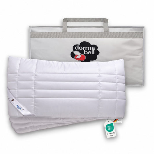 Weißes Kopfkissen 40x80 cm dormabell Active air mit länglicher Steppung, aufgefächerten Lagen und Tragetasche.