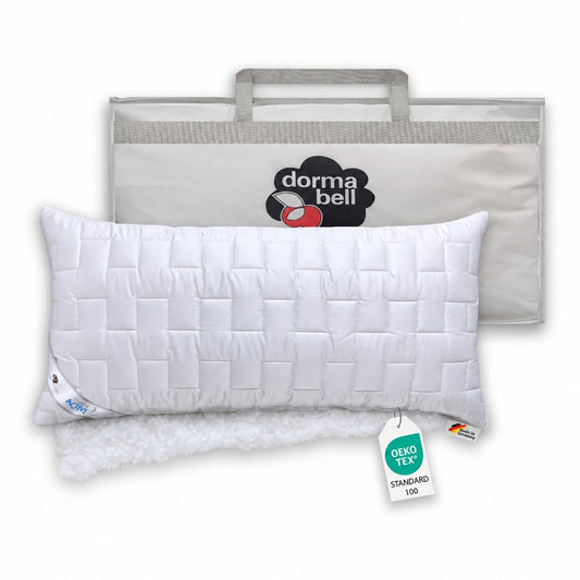 Weißes Kopfkissen 40x80 cm dormabell Active fresh mit rechteckiger Steppung, gezeigter Faserfüllung und Tragetasche.