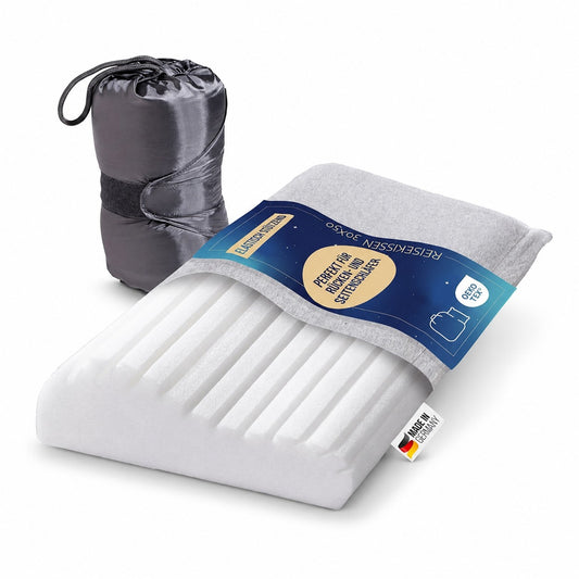Ein Nackenstuetzkissen mit oekotex Label und Aufbewahrungsbeutel