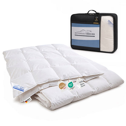 Eine Bettdecke 135x200 gefaltet mit tasche luftige Daunenfuellung deshalb perfekt Sommerdecke